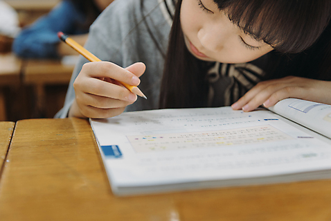 포토 1 학생 라이프스타일 교육 뷰포인트 가구 컨셉 학교 모션 청소년 사람 동양인 내부 학습 여자만 어린이만 파일형식 집중 소녀만 한명 문제풀기 상반신 앞모습 초등학교 JPG 실내 스쿨라이프 책상 교실 여자 10대 한국인 앉기 어린이교육 어린이 초등학생 국내포토
