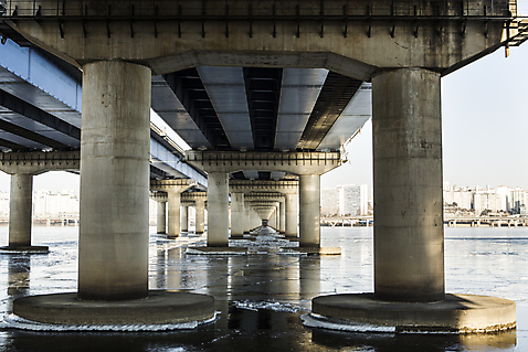 포토 자연요소 계절 서울 한국 다리_건축물 자연재해 아래 랜드마크 파일형식 다리밑 JPG 하늘 사람없음 여의도 주간 야외 결빙 얼음 한강 마포대교 겨울 국내포토 한파주의보