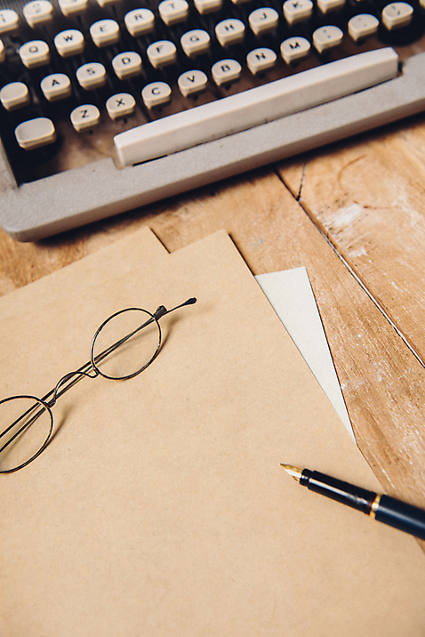 포토 잡화 컨셉 바닥 펜 골동품 파일형식 나무바닥 종이 안경 타자기 JPG 사람없음 복고 백그라운드 빈티지 오브젝트 만년필 국내포토